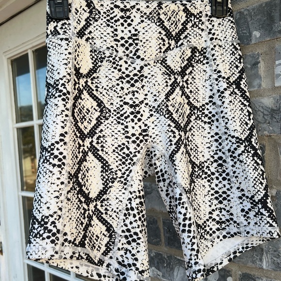 Balance Athletica the Rider Shorts - Python - Picture 4 of 12